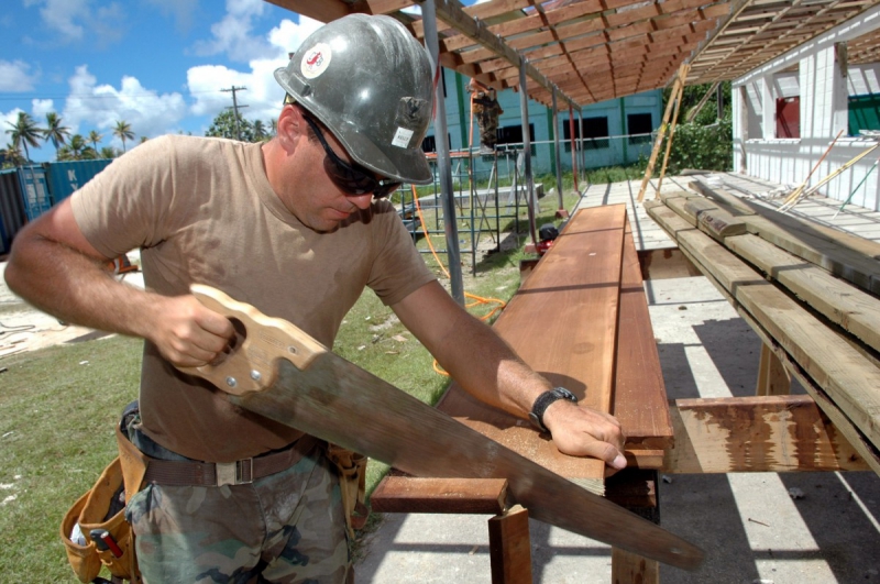 charpentier-PLAN D AUPS STE BAUME-min_worker_construction_building_carpenter_male_job_build_helmet-893290